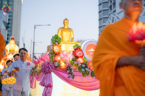 ภาพ No.328957:วันเสาร์ที่ 16 พฤษภาคม พ.ศ.2569 งานเทศกาลโคมวิสาขบูชานานาชาติ หรือ ยอนดึงฮเว  연등회 (Lotus Lantern Festival) ประจำปี 2569 ประเทศเกาหลีใต้
