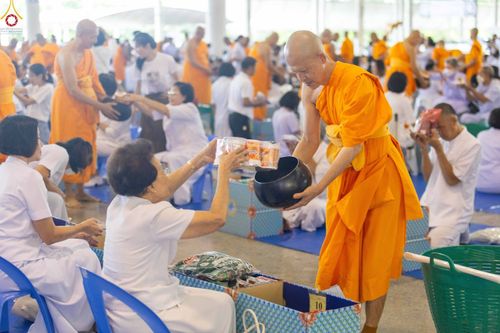 ภาพ No.345453:วันพฤหัสบดีที่ 27 สิงหาคม พ.ศ.2569 พิธีตักบาตรในวันธรรมชัย ณ สภาธรรมกายสากล วัดพระธรรมกาย ปทุมธานี