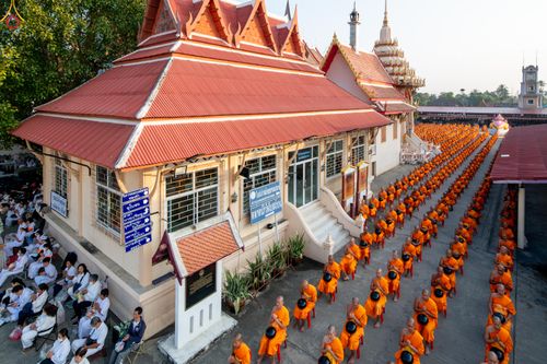 ภาพ No.297585:วันที่ 18 มกราคม พ.ศ. 2569 พิธีตักบาตรพระธรรมยาตรา ณ วัดโบสถ์บน ต.บางคูเวียง จ.นนทบุรี อนุสรณ์สถานลำดับที่ 4 สถานที่เกิดด้วยกายธรรม ในโครงการธรรมยาตรา กตัญญูบูชา มหาปูชนียาจารย์ พระมงคลเทพมุนี(สด จนฺทสโร) พระผู้ปราบมาร อนุสรณ์สถาน 7 แห่ง ปีที่ 14