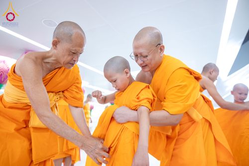 ภาพ No.286610:วันเสาร์ที่ 12 กรกฏาคม พ.ศ.2568 พิธีบรรพชาอุปสมบท  โครงการบรรพชาอุปสมบทหมู่ ธรรมทายาทนานาชาติ(ภาคภาษาจีน), โครงการบรรพชาสามเณร โรงเรียนนานาชาติ รุ่นที 14