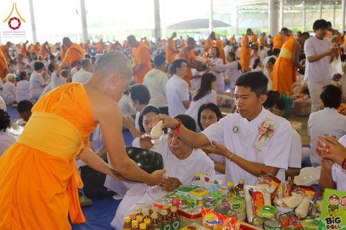 ภาพ No.215204:วันอาทิตย์ต้นเดือนที่ 6 เมษายน พ.ศ. 2568 พิธีตักบาตรข้าวสารอาหารแห้ง ณ บ้านแก้วเรือนทองคุณยาย สภาธรรมกายสากล วัดพระธรรมกาย