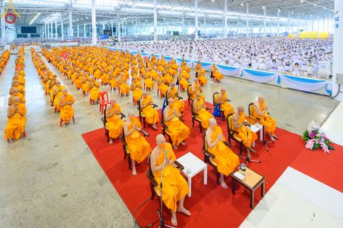 ภาพ No.78938:พิธีตักบาตร ข้าวสารอาหารแห้ง พิธีบูชาข้าวพระ ในวันอาทิตย์ต้นเดือนที่ 2 เมษายน พ.ศ. 2566