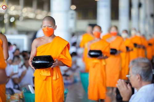 ภาพ No.86821:พิธีตักบาตร , พิธีบูชาข้าวพระ , พิธีจุดเทียนใจ ไฟนิรันดร์ อนันตชัย ในวันอาทิตย์ต้นเดือน 3 กันยายน พ.ศ. 2566 ณ วัดพระธรรมกาย