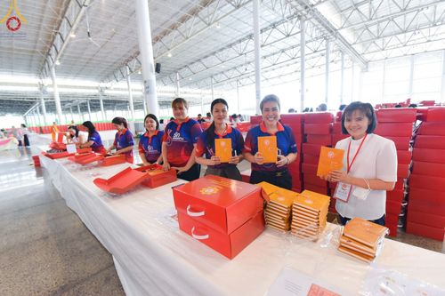 ภาพ No.212007:วันจันทร์ที่ 17 มีนาคม พ.ศ. 2568 บุญบรรจุกล่องไทยธรรม เพื่อถวายแด่พระสังฆาธิการ 40,000 กว่าวัดทั่วไทย ในวันคุ้มครองโลก 22 เมษายน พ.ศ. 2568 ณ บ้านแก้วเรือนทองคุณยายฯ วัดพระธรรมกาย