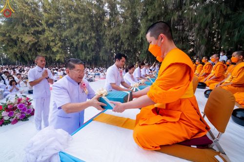 ภาพ No.107518:พิธีตักบาตรพระธรรมยาตราฯ ในโครงการธรรมยาตรากตัญญูบูชา มหาปูชนียาจารย์ พระมงคลเทพมุนี(สด จนฺทสโร) พระผู้ปราบมาร ปีที่ 12 ณ อนุสรณ์สถานมหาวิหารพระมงคลเทพมุนี อ.สองพี่น้อง จ.สุพรรณบุรี วันที่ 7 มกราคม พ.ศ. 2567