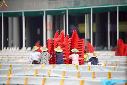 ภาพ No.218571:วันที่ 15 - 18 เมษายน พ.ศ. 2568 การเตรียมภาชนะสำหรับถวายภัตตาหาร , การจัดโต๊ะเก้าอี้ในลานธรรม , การแพ็คพัสดุงานต้อนรับ เพื่องานวันคุ้มครองโลก 22 เมษายน พ.ศ.2568 วัดพระธรรมกาย