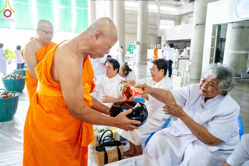 ภาพ No.142310:พิธีตักบาตรฉลองพระใหม่ ในโครงการอุปสมบทหมู่รุ่นผู้บริหาร  ณ วิหารคด วัดพระธรรมกาย วันอาทิตย์ที่ 23 มิถุนายน พ.ศ.2567