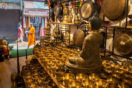 ภาพ No.80214:สามเณรในโครงการบรรพชาสามเณรหมู่ รับบิณฑบาตจากญาติโยมสาธชุน บริเวณชุมชน Patan และ Thamel กรุงกาฐมาณฑุ ประเทศเนปาล วันที่ 31 มีนาคม พ.ศ. 2566