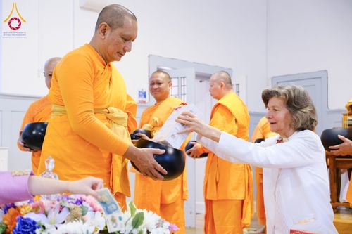 ภาพ No.172151:พิธีทอดกฐิน วัดพระธรรมกายสก็อตแลนด์ บูชาธรรม 80 ปี หลวงพ่อธัมมชโย โดยคณะศิษยานุศิษย์วัดพระธรรมกาย วันที่ 25 ตุลาคม พ.ศ. 2567