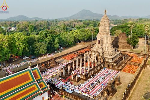 ภาพ No.58674:พิธีตักบาตรพระ ๑,๐๐๐ รูป สมโภชครบรอบ ๘๐๐ ปี พระบรมธาตุเมืองเชลียง ณ วัดพระศรีรัตนมหาธาตุ ราชวรวิหาร  (วัดพระปรางค์) ต.ศรีสัชนาลัย  อ.ศรีสัชนาลัย จ.สุโขทัย วันพฤหัสบดีที่ ๒๕ เมษายน พ.ศ. ๒๕๖๗