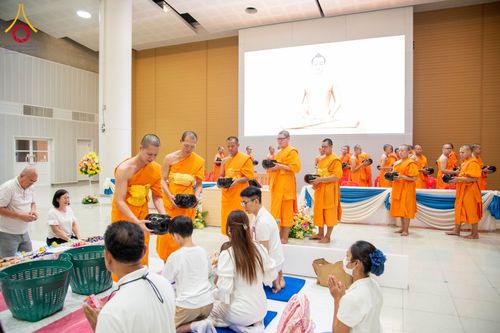 ภาพ No.60758:พิธีตักบาตรพระภิกษุสามเณร ธรรมทายาทระดับอุดมศึกษา วันเสาร์ที่ 20 เมษายน พ.ศ. 2567 ณ ห้องปฎิบัติธรรม ชั้นลอย มหารัตนวิหารคด 13 วัดพระธรรมกาย จ.ปทุมธานี