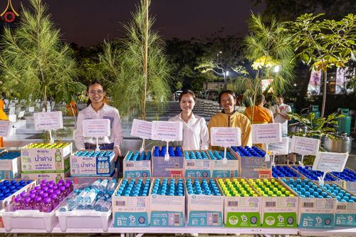 ภาพ No.190448:สาธุชนถวายภัตตาหารเป็นสังฆทาน แด่พระธรรมยาตรา ณ อนุสรณ์สถานมหาวิหารพระมงคลเทพมุนี (โลตัสแลนด์) อ.สองพี่น้อง จ.สุพรรณบุรี ในโครงการธรรมยาตรา กตัญญูบูชา มหาปูชนียาจารย์ พระมงคลเทพมุนี(สด จนฺทสโร) พระผู้ปราบมาร แห่ง ปีที่ 13 วันที่ 7 มกราคม พ.ศ.2568