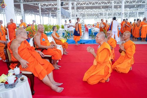 ภาพ No.235916:วันที่ 3 สิงหาคม พ.ศ. 2568 ภาพบรรยากาศ การต้อนรับปฎิสันถาร ของคณะสงฆ์ ในวันสมาธิโลก พิธีถวายมหาสังฆทาน 2,000 กว่าวัด ณ วัดพระธรรมกาย