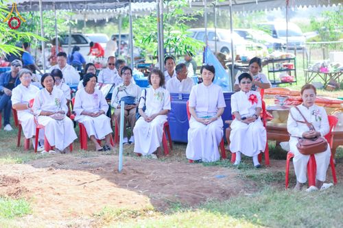 ภาพ No.175268:พิธีทอดปฐมกฐิน ธุดงคสถานวังทรายพูน เขาพนมพาธัมมานุสรณ์ พุทธันดรสุวรรณภูมิ  ต.หนองพระ อ.วังทรายพูน จ.พิจิตร ในโครงการกฐินสามัคคีทั่วไทย 30,000 วัด บูชาธรรม 80 ปี หลวงพ่อธัมมชโย โดยคณะศิษยานุศิษย์วัดพระธรรมกาย วันที่ 14 พฤศจิกายน พ.ศ. 2567