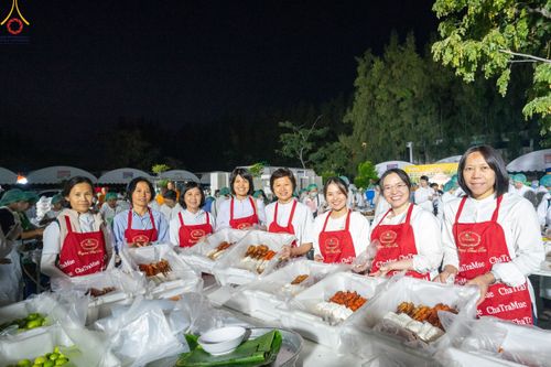 ภาพ No.189396:พิธีถวายภัตตาหารเป็นสังฆทาน แด่พระธรรมยาตรา ในโครงการธรรมยาตรา กตัญญูบูชา มหาปูชนียาจารย์ พระมงคลเทพมุนี(สด จนฺทสโร) พระผู้ปราบมาร อนุสรณ์สถาน 7 แห่ง ปีที่ 13 ณ อนุสรณ์สถานมหาวิหารพระมงคลเทพมุนี (โลตัสแลนด์) อ.สองพี่น้อง จ.สุพรรณบุรี วันที่ 5 มกราคม 2568