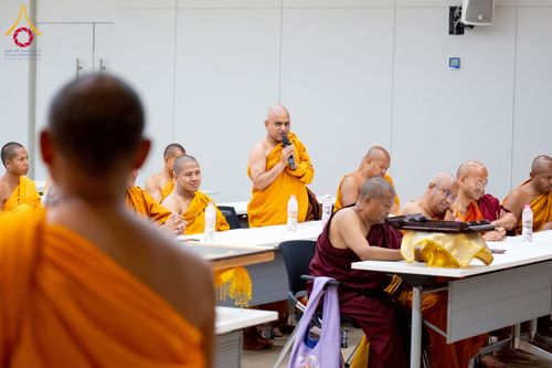 ภาพ No.222695:วันที่ 23 เมษายน พ.ศ. 2568 หลวงพ่อทัตตชีโวต้อนรับคณะสงฆ์เนปาล ณ อาคาร 100 ปี คุณยายมหารัตนอุบาสิกาจันทร์ ขนนกยูง วัดพระธรรมกาย