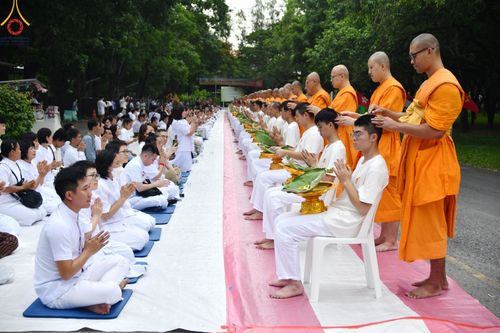 ภาพ No.143862:พิธีตัดปอยผม โครงการอุปสมบทหมู่ พระธรรมทายาทนานาชาติ (ภาษาจีน) รุ่นที่ 19 วันอาทิตย์ที่ 7 กรกฎาคม พ.ศ. 2567 ณ สนามหญ้า หน้าบ้านแก้วอาสาสมัคร วัดพระธรรมกาย