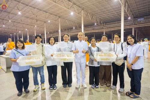 ภาพ No.188152:พิธีถวายภัตตาหารเป็นสังฆทาน แด่พระธรรมยาตรา ในโครงการธรรมยาตรา กตัญญูบูชา มหาปูชนียาจารย์ พระมงคลเทพมุนี(สด จนฺทสโร) พระผู้ปราบมาร อนุสรณ์สถาน 7 แห่ง ปีที่ 13 ณ สภาธรรมกายสากล วัดพระธรรมกาย วันที่ 2 มกราคม พ.ศ. 2568