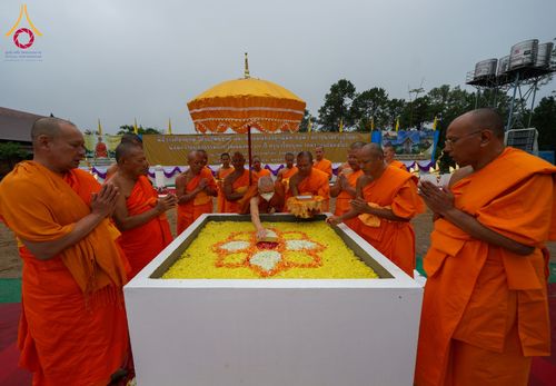 ภาพ No.174081:พิธีวางศิลาฤกษ์มหาสมบัติ โปรยรัตนชาติบ่อมงคลเศรษฐี ติดแผ่นทอง ลูกนิมิต - ช่อฟ้า เพื่อสถาปนาสร้างอุโบสถ บูชาธรรม 80 ปีหลวงพ่อธัมมชโย ณ วัดทุ่งเจริญธรรม อ.อมก๋อย จ.เชียงใหม่ วันที่ 8 พฤศจิกายน พ.ศ. 2567