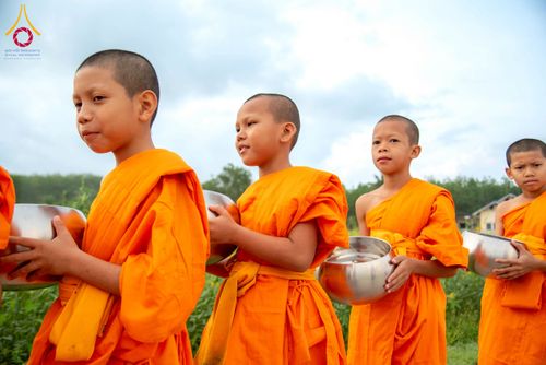 ภาพ No.217919:วันศุกร์ที่ 11 เมษายน พ.ศ. 2568 พระและสามเณร 99 รูป จากศูนย์ปฏิบัติธรรมระยอง(บ้านช่องลม) บิณฑบาต ณ ทุ่งปอเทือง ต.บางบุตร อ.บ้านค่าย จ.ระยอง เพื่อเป็นการฝึกสามเณรภาคฤดูร้อน ผ่านกิจวัตรบิณฑบาตในพื้นที่ชุมชน