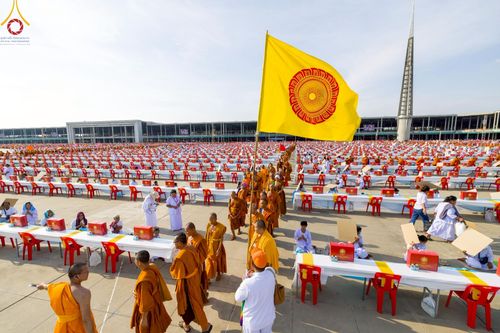 ภาพ No.221542:วันอังคารที่ 22 เมษายน พ.ศ. 2568 ภาพพิธีถวายมหาสังฆทานคณะสงฆ์ 40,000 กว่าวัดทั่วประเทศ เนื่องในวันคุ้มครองโลก ชุดที่ 2 (ปลื้มให้สมการรอคอย) ณ ลานธรรมพระมหาธรรมกายเจดีย์ วัดพระธรรมกาย