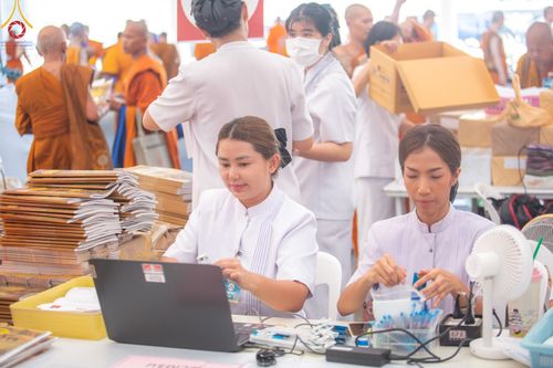 ภาพ No.60299:การต้อนรับพระสังฆาธิการ 10,000 กว่าวัดทั่วประเทศ พิธีมอบปัจจัยช่วยเหลือครู 4 จังหวัดชายแดนภาคใต้ พิธีปฏิบัติธรรม ในวันคุ้มครองโลก วันจันทร์ที่ 22 เมษายน พ.ศ.2567 ณ วัดพระธรรมกาย จ.ปทุมธานี