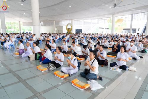 ภาพ No.58597:พิธีบุพเปตพลี ครั้งที่ 149 ร่วมอุทิศบุญแด่หมู่ญาติที่ล่วงลับไปแล้ว และสืบทอดอายุพระพุทธศาสนา วันอังคารที่ 23 เมษายน พ.ศ. 2567 (วันพระ ขึ้น 15 ค่ำ เดือน 5) ณ หอฉันคุณยายอาจารย์ฯ วัดพระธรรมกาย