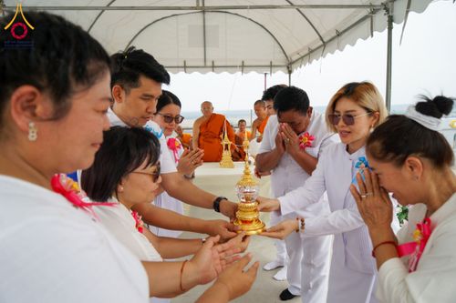 ภาพ No.131429:พิธีอัญเชิญพระบรมสารีริกธาตุ และองค์พระพุทธรัตนกายสิทธิ์ ติดตั้งองค์พระเจดีย์จตุรทิศ ถวายองค์พระเจดีย์ ลานธรรมและกำแพงแก้ว ถวายเป็นพุทธบูชา น้อมถวายบูชาธรรมหลวงพ่ออายุวัฒนมงคล ๘๐ พรรษา วันเสาร์ที่ ๑๖ มีนาคม พ.ศ. ๒๕๖๗ ณ วัดเขาพญาปราบ ต.ตะขบ อ.ปักธงชัย จ.น