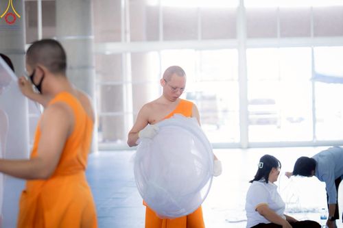 ภาพ No.218249:วันที่ 12-18 เมษายน พ.ศ. 2568 พระภิกษุและเจ้าหน้าที่อาสาสมัคร เตรียมพื้นที่ต้อนรับพักค้างพระสังฆาธิการ เนื่องในงานวันคุ้มครองโลก 22 เมษายน พ.ศ. 2568