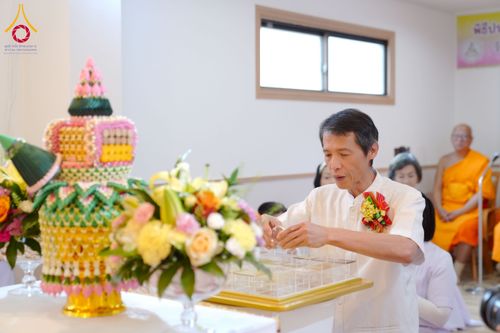 ภาพ No.221271:วันศุกร์ที่ 25 เมษายน พ.ศ. 2568 พิธีอัญเชิญรูปเหมือนพระมงคลเทพมุนี (สด จนฺทสโร) พระผู้ปราบมาร พิธีทอดผ้าป่าสามัคคี 25 ปี พิธีถวายสังฆทาน 15 วัด แด่เจ้าอาวาสภาคพื้นเอเชีย และแอฟริกา ในวาระครบ 25 ปี วัดพระธรรมกายโอซาก้า ประเทศญี่ปุ่น