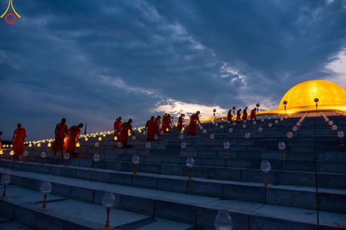 ภาพ No.154794:พิธีจุดประทีป, พิธีฉลองชัยสวดมนต์บทธัมมจักกัปปวัตนสูตร ณ มหารัตนวิหารคด วัดพระธรรมกาย วันอังคารที่ 17 กันยายน พ.ศ. 2567