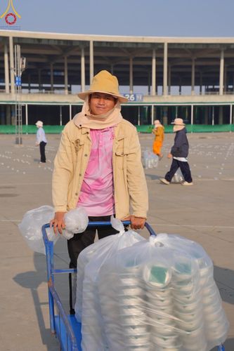 ภาพ No.59622:V.39 ทุ่มสุดใจ ธรรมชัย 80 ปี การเตรียมงาน การปฏิบัติงาน ของเจ้าหน้าที่หน่วยงานต่างๆ เพื่อพิธีฉลองอายุวัฒนมงคล 80 ปี หลวงพ่อธัมมชโย และรับถวายมหาสังฆทาน 10,000 กว่าวัดทั่วประเทศ ในวันคุ้มครองโลก จันทร์ที่ 22 เมษายน พ.ศ. 2567