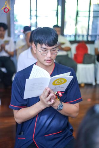 ภาพ No.180135:กิจกรรมวันรวมพลังเด็กดี V-Star ผู้นำฟื้นฟูศีลธรรมโลก ประจำปีพุทธศักราช 2567 จังหวัดสุโขทัย เพื่อรวมพลังสร้างความดี นั่งสมาธิภาวนาถวายเป็นพุทธบูชา และเพื่อส่งเสริมการเรียนรู้พระพุทธศาสนา วันที่ 3 ธันวาคม พ.ศ. 2567