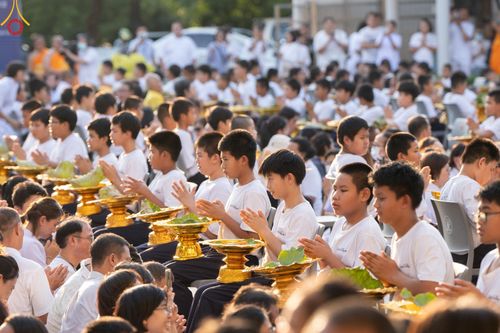 ภาพ No.132882:พิธีตัดปอยผม โครงการหน่อแก้วเปรียญธรรม รุ่นที่ 12 ณ ค่ายจองแชมป์ หมู่กฏิสามเณรเปรียญธรรม วัดพระธรรมกาย วันอาทิตย์ที่ 31 มีนาคม พ.ศ. 2567
