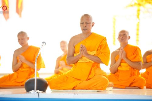 ภาพ No.136546:พิธีตักบาตร พิธีบูชาข้าวพระ ในวันอาทิตย์ต้นเดือนที่ 5 พฤษภาคม พ.ศ. 2567 ณ วัดพระธรรมกาย จ.ปทุมธานี