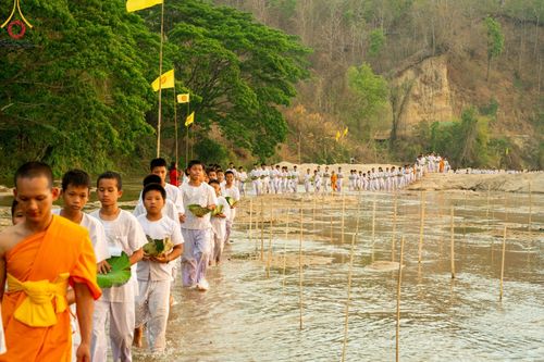 ภาพ No.63257:Photo Story  มหัศจรรย์วัดดงดินแดง Episode 1  พิธีปลงผมนาคธรรมทายาท  ในโครงการบรรพชาอุปสมบทหมู่ ฟื้นฟูพระพุทธศาสนาทั่วไทย วัดดงดินแดง ณ ลำน้ำแม่ตื่น อ.อมก๋อย จ.เชียงใหม่ วันที่ 2 เมษายน พ.ศ. 2567