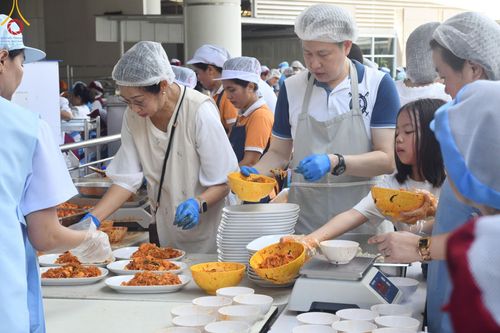 ภาพ No.157652:พิธีถวายภัตตาหารเมนูสวรรค์ ในพรรษาแห่งการเข้าถึงธรรม วันเสาร์ที่ 28 กันยายน พ.ศ. 2567 ณ หอฉันคุณยายอาจารย์ฯ วัดพระธรรมกาย