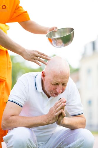 ภาพ No.83338:พิธีตัดปอยผมธรรมทายาทและฝากตัวเป็นศิษย์ ในโครงการอบรมพระธรรมทายาททวีปยุโรป รุ่นที่ 9 วันพุธที่ 12 มิถุนายน พ.ศ. 2566 ณ วัดพระธรรมกายเบเนลักซ์ ประเทศเบลเยี่ยม