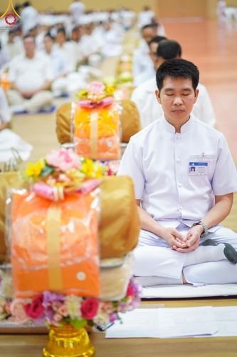 ภาพ No.180796:พิธีถวายภัตตาหารเมนูสวรรค์ และพิธีถวายอุปกรณ์กันหนาว แด่คณะพระภิกษุสามเณรวัดพระธรรมกาย วันอาทิตย์ที่ 8 ธันวาคม พ.ศ.2567 ณ สภาธรรมกายสากล วัดพระธรรมกาย