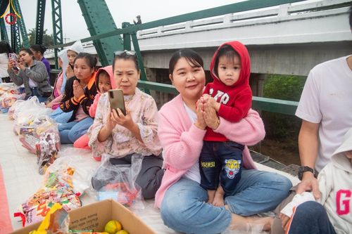 ภาพ No.102000:พิธีตักบาตรพระ 111 รูป ณ สะพานประวัติศาสตร์  อ.ปาย จ.แม่ฮ่องสอน วันอาทิตย์ที่ 10 ธันวาคม พ.ศ. 2566