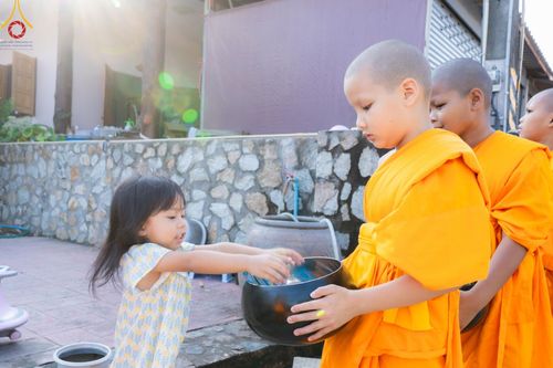 ภาพ No.57830:กิจกรรมบิณฑบาตของสามเณร โครงการบรรพชาสามเณร ฟื้นฟูพระพุทธศาสนาทั่วไทย ธุดงคสถานชลบุรี ณ ชุมชนบ้านห้วยเหียน ตำบลบ่อวิน  อำเภอศรีราชา จังหวัดชลบุรี วันที่ 27 เมษายน พ.ศ. 2567