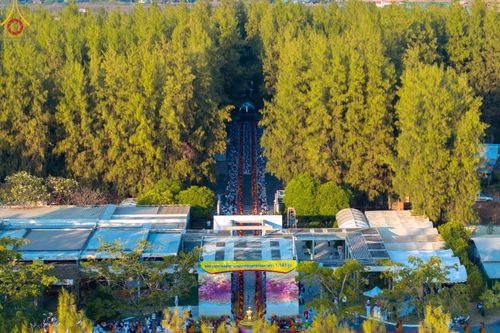 ภาพ No.188742:พิธีต้อนรับพระธรรมยาตรา ในโครงการธรรมยาตรา กตัญญูบูชา มหาปูชนียาจารย์ พระมงคลเทพมุนี(สด จนฺทสโร) พระผู้ปราบมาร อนุสรณ์สถาน 7 แห่ง ปีที่ 13 วันที่ 3 มกราคม พ.ศ. 2568 ณ อนุสรณ์สถานมหาวิหารพระมงคลเทพมุนี (โลตัสแลนด์) อ.สองพี่น้อง จ.สุพรรณบุรี