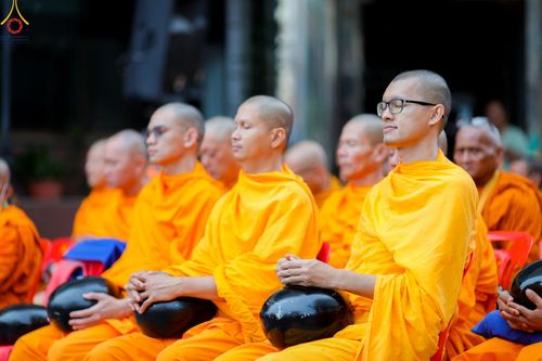 ภาพ No.85880:ตักบาตรพระนานาชาติ 10,000 รูป ใจกลางนครหาดใหญ่ จ.สงขลา วันอาทิตย์ที่ 20 สิงหาคม พ.ศ. 2566