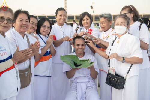 ภาพ No.179978:พิธีปลงผมนาคธรรมทายาท ในโครงการอุปสมบทหมู่ บูชาธรรมมหาปูชนียาจารย์ (ศูนย์อบรมวัดพระธรรมกาย) วันที่ 1 ธันวาคม พ.ศ. 2567 ณ ลานธรรมหารัตนวิหารคด วัดพระธรรมกาย จ.ปทุมธานี