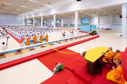 ภาพ No.233752:วันเสาร์ที่ 19 กรกฎาคม พ.ศ.2568 วันมหารำลึก ครั้งที่ 35 พิธีรำลึกถึงนักสร้างบารมี , พิธีสวดพระพุทธมนต์ , พิธีทอดผ้าบังสกุลและถวายไทยธรรม วัดพระธรรมกาย