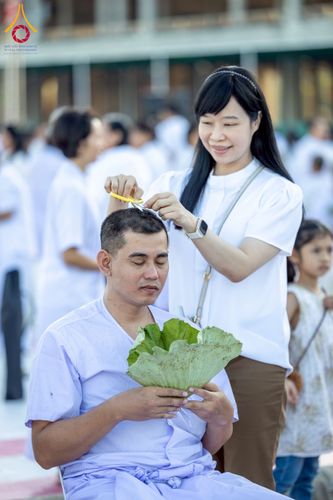 ภาพ No.274732:วันอาทิตย์ที่ 30 พฤศจิกายน พ.ศ. 2568 พิธีปลงผม โครงการอุปสมบทบูชาธรรมมหาปูชนียาจารย์ ปี 2568 ณ ลานธรรมพระมหาธรรมกายเจดีย์ ฝั่งทิศตะวันตก ระหว่างวิหารคดหมายเลข 8 และ 9 วัดพระธรรมกาย