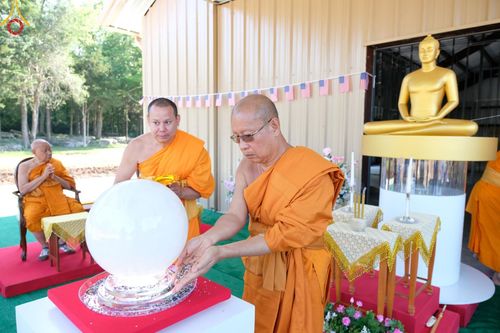 ภาพ No.142905:พิธีเจริญพระพุทธมนต์ โปรยรัตนชาติ เพื่อความเป็นสิริมงคล  ณ พื้นที่ก่อสร้างอาคารปฏิบัติธรรม “แก้วธรรมชัยรัตนอนันต์”  วัดพระธรรมกายเทนเนสซี ประเทศสหรัฐอเมริกา วันอังคารที่ 2 กรกฎาคม พ.ศ. 2567