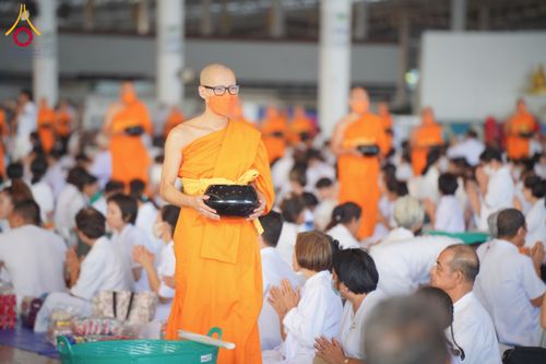 ภาพ No.133804:พิธีตักบาตร ข้าวสารอาหารแห้ง ณ บ้านแก้วเรือนทองคุณยายฯ สภาธรรมกายสากล วัดพระธรรมกาย วันอาทิตย์ต้นเดือนที่ 7 เมษายน พ.ศ. 2567