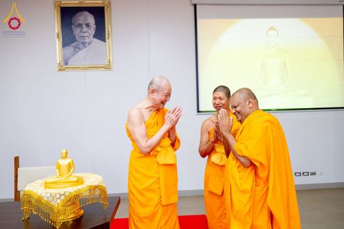 ภาพ No.222542:วันที่ 21 เมษายน พ.ศ. 2568 หลวงพ่อทัตตชีโวต้อนรับคณะสงฆ์ศรีลังกา ณ อาคาร 100 ปี คุณยายมหารัตนอุบาสิกาจันทร์ ขนนกยูง วัดพระธรรมกาย