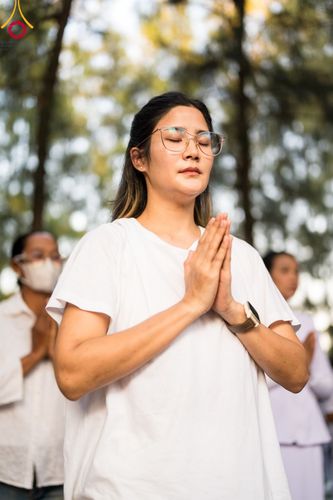 ภาพ No.107099:พิธีจุดประทีปถวายเป็นพุทธบูชา และบูชาธรรมมหาปูชนียาจารย์ ในโครงการธรรมยาตรากตัญญูบูชา มหาปูชนียาจารย์ พระมงคลเทพมุนี(สด จนฺทสโร) พระผู้ปราบมาร  อนุสรณ์สถาน 7 แห่ง ปีที่ 12  วันที่ 6 มกราคม พ.ศ. 2567 ณ อนุสรณ์สถานมหาวิหารพระมงคลเทพมุนี อ.สองพี่น้อง จ.สุพร